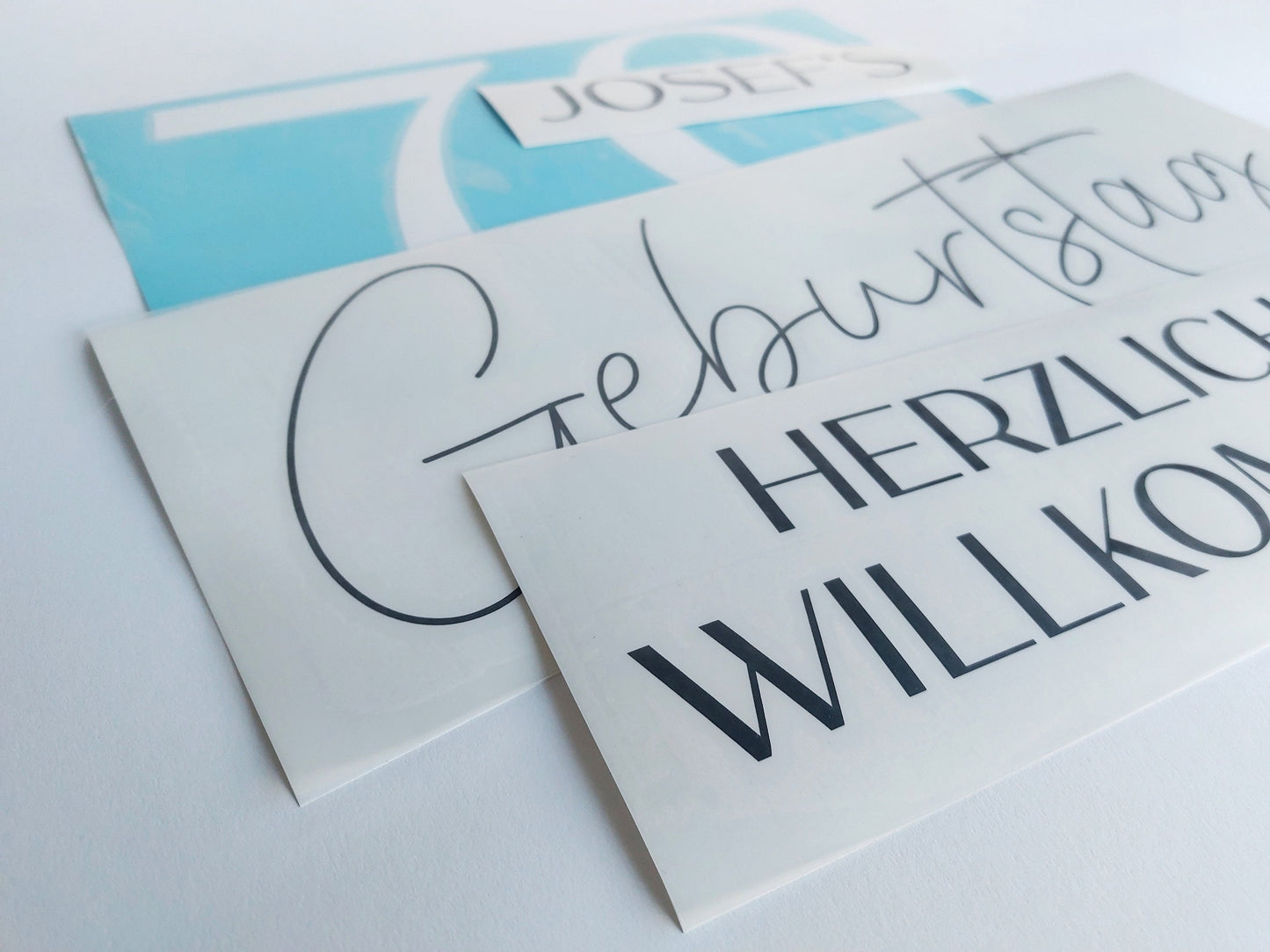 Aufkleber "Geburtstagsschild" - hochkant | Willkommens-Schriftzug zum Geburtstag | personalisierte Schriftzüge zum selbst Aufkleben