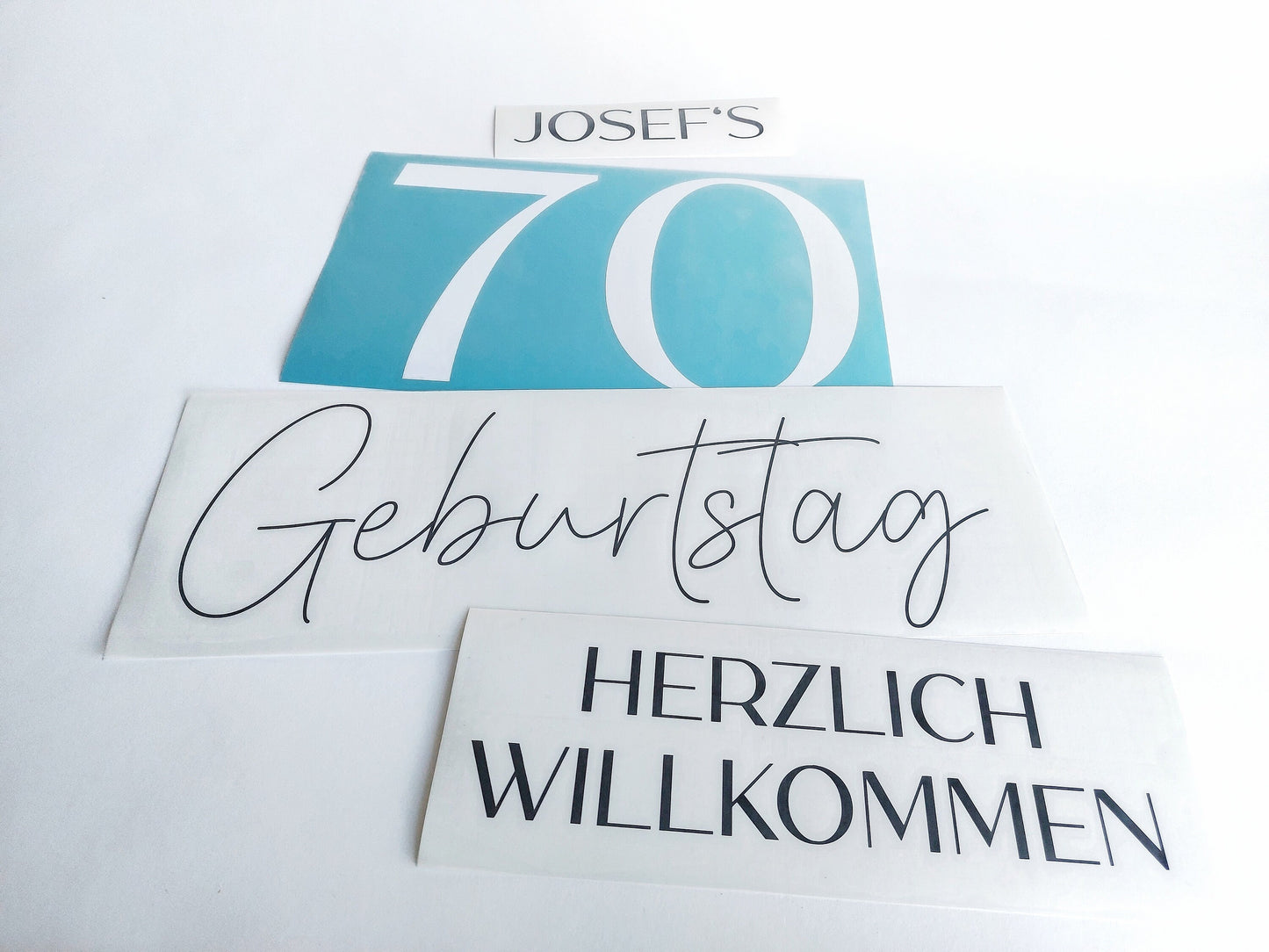 Aufkleber "Geburtstagsschild" - hochkant | Willkommens-Schriftzug zum Geburtstag | personalisierte Schriftzüge zum selbst Aufkleben