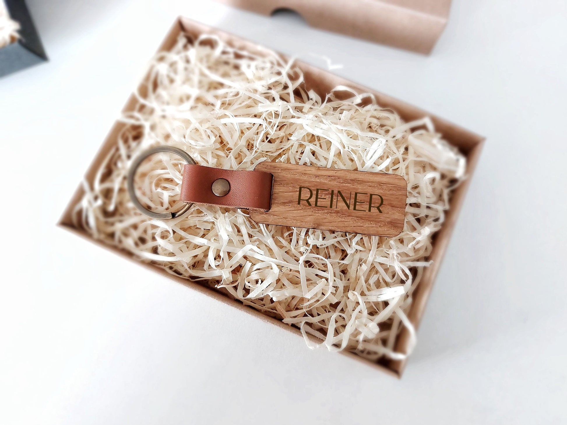 Holz Schlüsselanhänger mit Lederband | Schlüsselanhänger personalisiert mit Namen & Symbole Holz Anhänger mit Lederband und Metallring