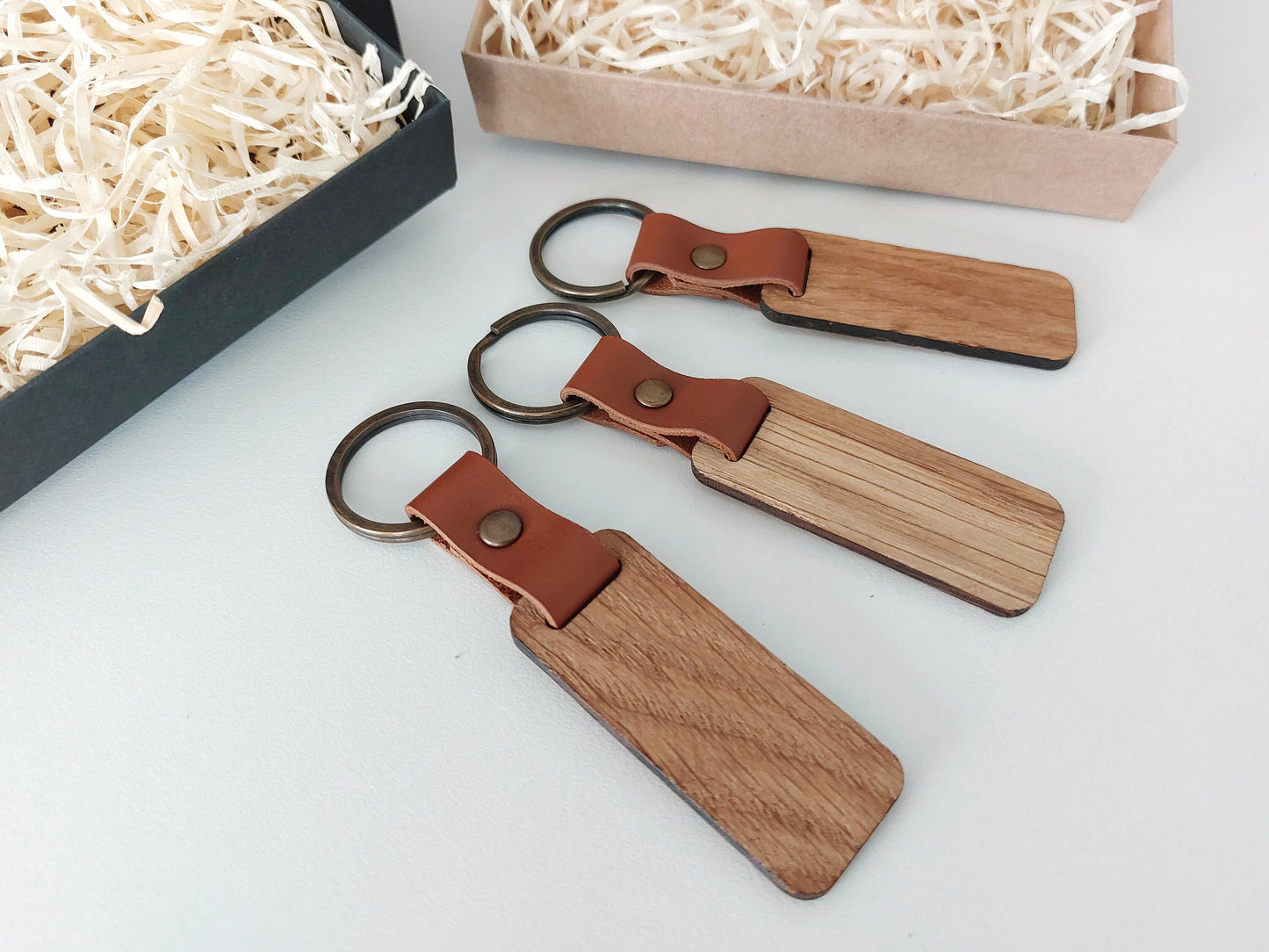 Holz Schlüsselanhänger mit Lederband | Schlüsselanhänger personalisiert mit Namen & Symbole Holz Anhänger mit Lederband und Metallring