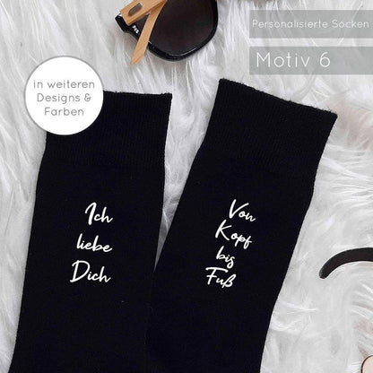 Bedruckte Socken Motiv 6: schwarze Socken mit weißem Aufdruck: Ich liebe dich (auf einer Socke) Von Kopf bis Fuß (auf anderer Socke). Wunderbares Accessoire für den Bräutigam zur Hochzeit. Hochzeitssocken für den Anzug.