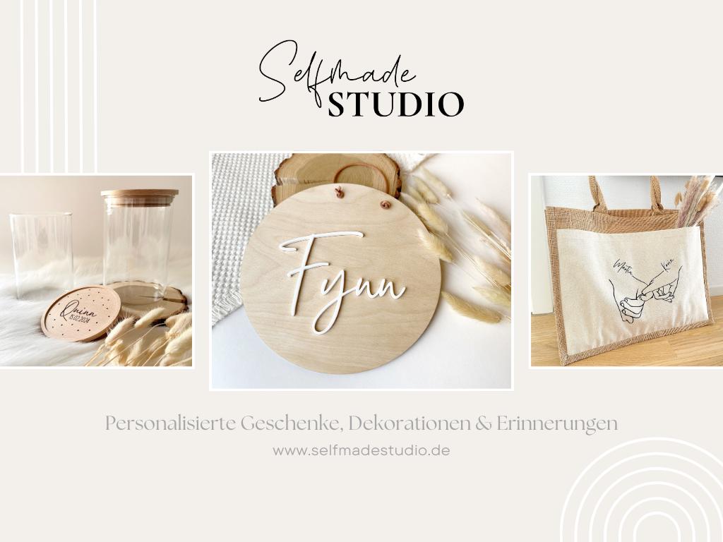 Oben: SelfmadeStudio. Mittig: Vorratsglas mit personalisierter Gravur. rundes Holzschild mit personalisiertem 3D Namen. Jutetasche mit Handmotiv und personalisieren Namen. Unten Text: Personalisierte Geschenke, Dekorationen und Erinnerungen