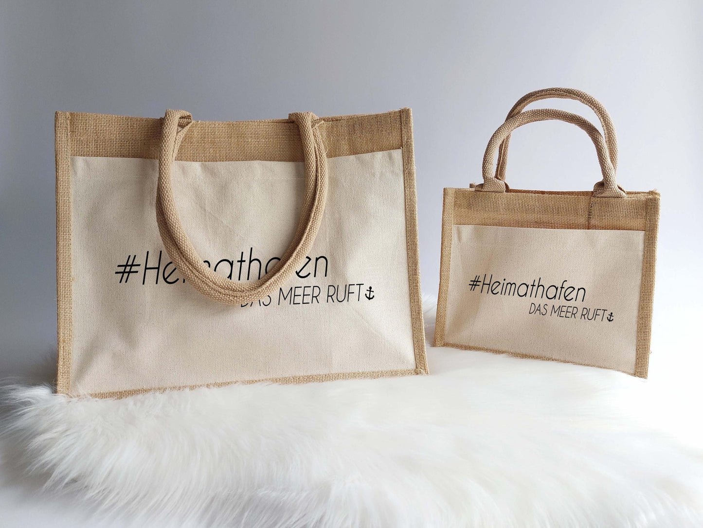 Jute Shopper mit Baumwollbeutel: #Heimathafen - Das meer ruft Ankersymbol. Gestalte deine ganz personliche und personalisierte Tragetasche. Ideales Geschenk für Mama, Lehrer, Lehrerinnen und viele mehr.