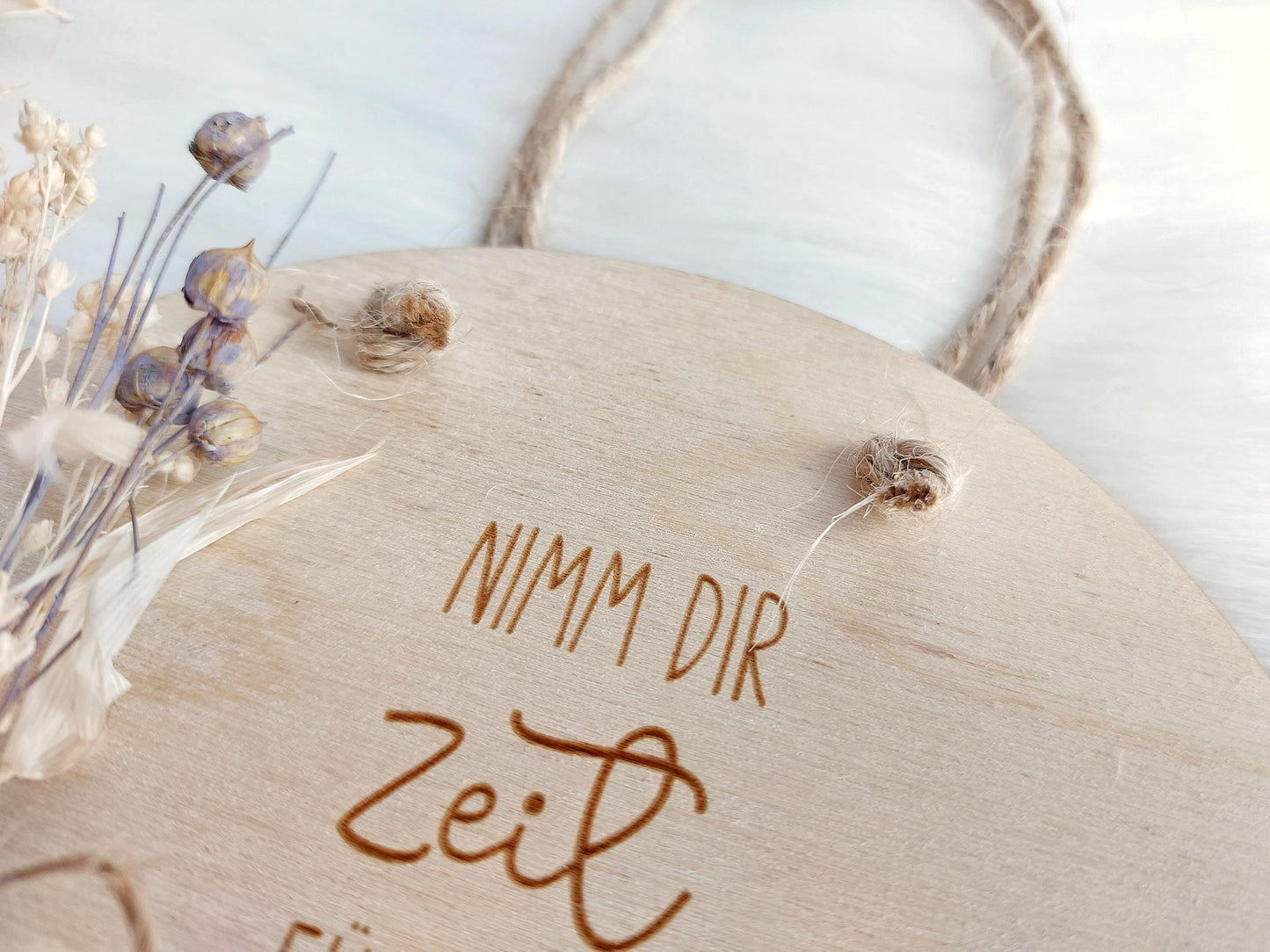 Nahaufnahgme des gravierten Holzschildes mit Spruch: Nimm dir Zeit. Alternativen: Das größte Glück, steckt in den kleinen Dingen des Lebens. Es gibt Menschen, die passen einfach perfekt ins Herz so wie du. Hergestellt von SelfmadeStudio