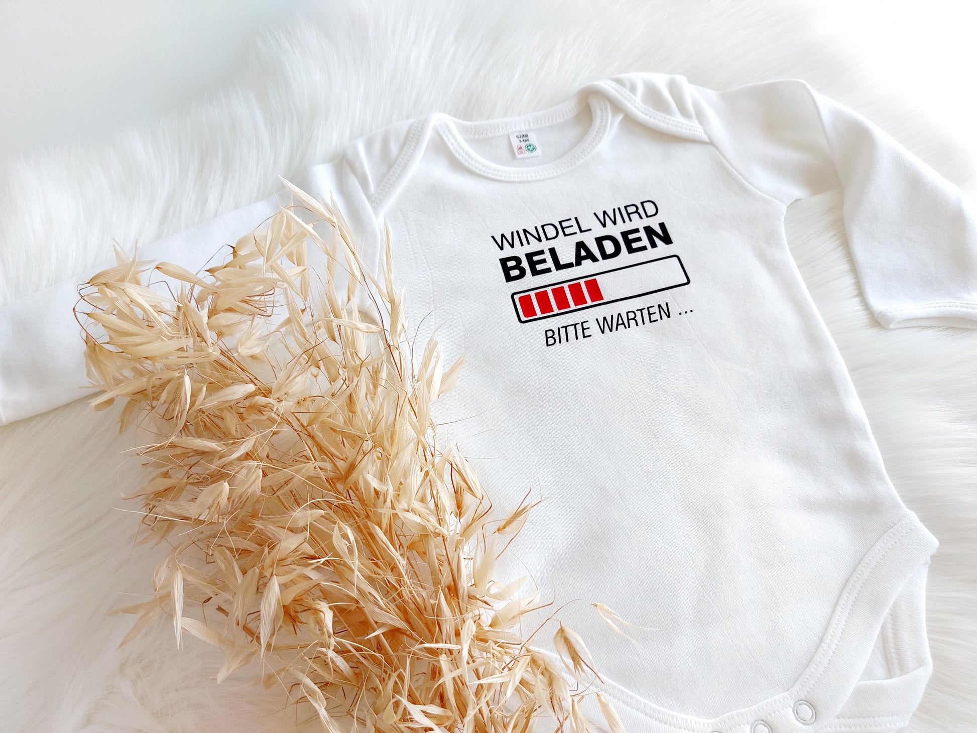 Lustige Sprüche aus dem Baby Body bedruckt. Windel wird beladen - bitte warten. AlternativSpruch: Meine Eltern sind jetzt auch Nachts erreichbar! New to the Crew! Hilfe! Holt Oma! Ihr verrückten wisst doch gar nicht was ihr da tut!