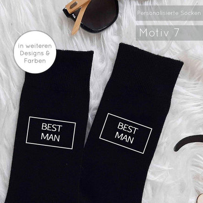 Hochzeitssocken Motiv 7: schwarze Socken mit weißem Aufdruck: Best Man in rechteckigem Kasten udn dünner Schrift. Schönes Zubehör für den Bräutigam oder ein wunderbares Trauzeugen Geschenk. Wunderbare Anzugsocken zur Hochzeit