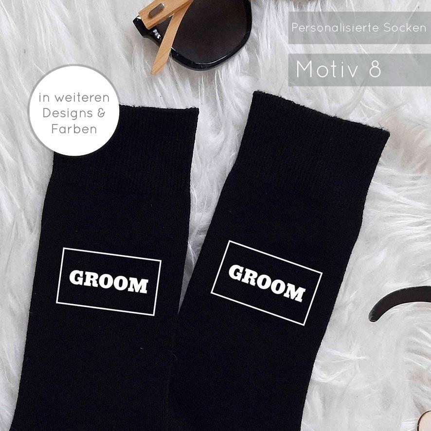 Hochzeitssocken Motiv 8: schwarze Socken mit weißem Aufdruck: Groom in rechteckigem dünnen Rahmen und dicker Schrift. Bedruckte Socken für den Bräutigam zum Hochzeitstag oder zur Morgengabe.