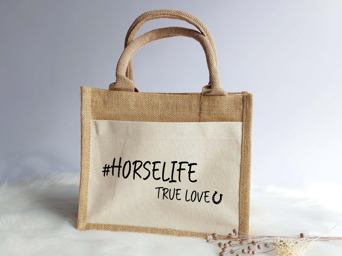 Kleine Jutetasche mit schwarzem Aufdruck:#Horslife - true love und Hufeisen als Symbol. Geschenk für Pferdelieber und Pferdeliebhaberinnen oder als personalisiertes Geburtstagsgeschenk.Fertiggestellt von SelfmadeStudio.Geschenk für Tierliebhaber