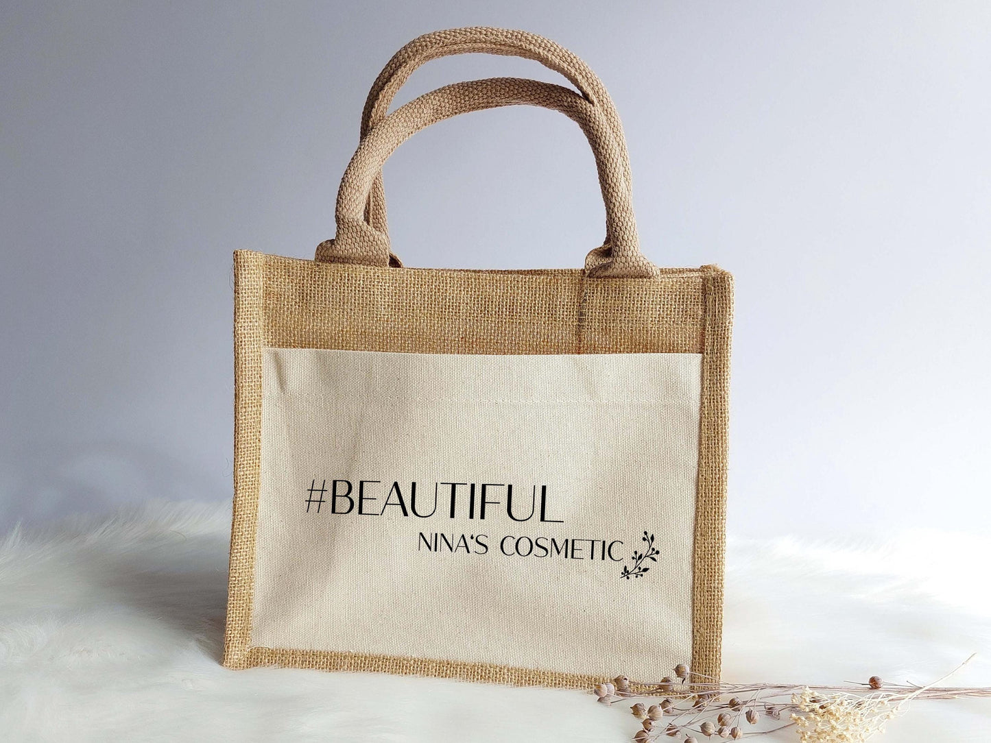 Kleine Shopper Einkaufstasche: Hashtag Beautiful - Ninas Cosmetic mit Zweig Symbol. Schöne Geschenkidee für Firmeninhaber und Firmeninhaberinnen und Selbstständige. gestalte ganz individuell deine eigene Jutetasche, Einkaufstasche mit eigenem Spruch