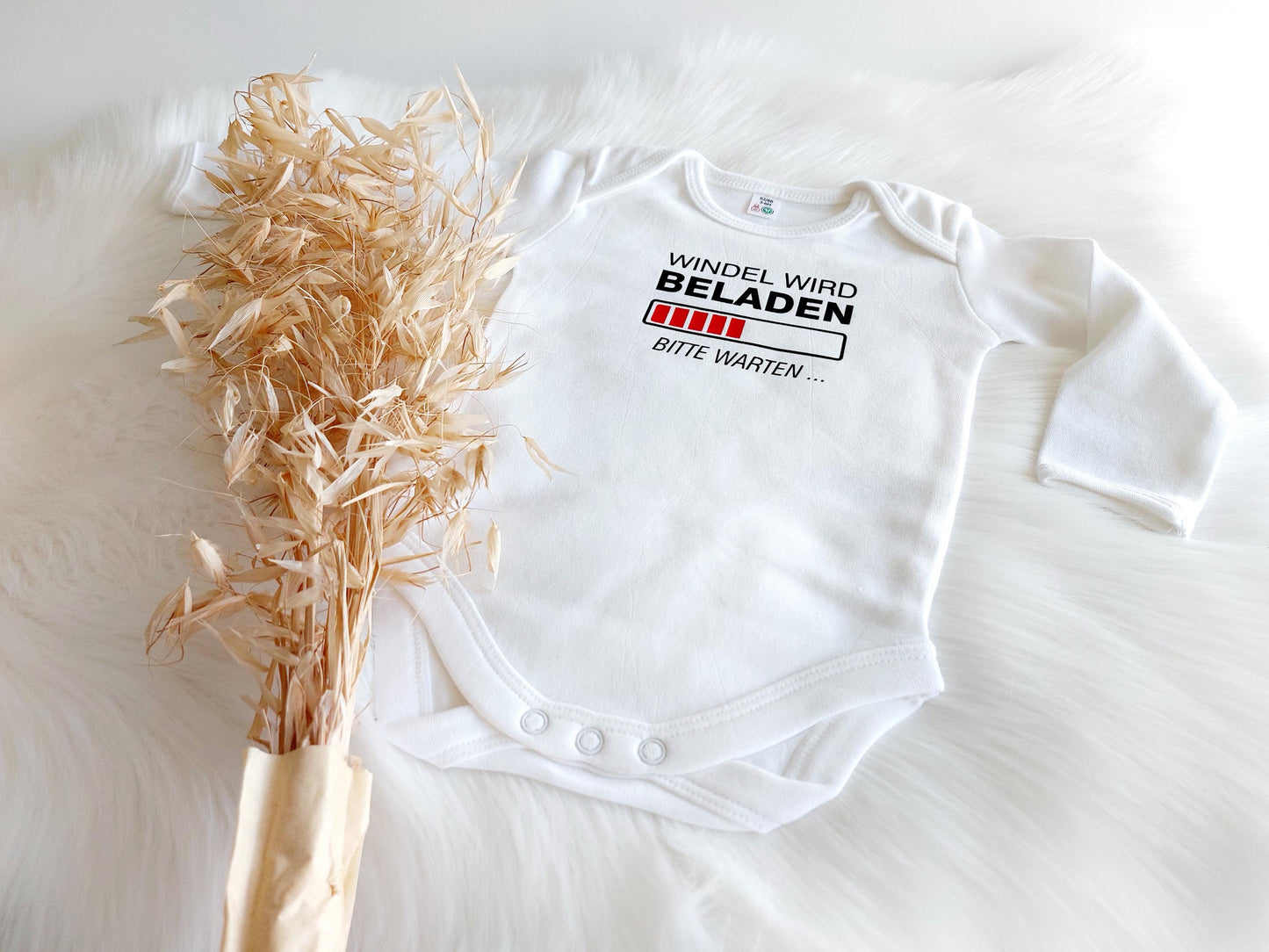 Bedruckter Baby Body mit lustigem Spruch - Windel wird beladen - bitte warten. Es werden Langarmbodys mit unterschiedlichen Sprüchen bedruckt. Tolles Geschenkfür werdende Eltern zur Geburt oder zur Babyparty.Ideal als New Born Kleidung