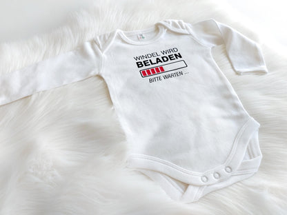 Weißer Baby Body mit langen Ärmeln mit lustigem Spruch. Tolles und ausgefallenes Geschenk zur Babyparty, zur Geburt, zum Geburtstag und Ideal als Starterset für werdende Eltern. Bedruckte Baby Bodys sind ideal für den alltäglichen Gebrauch.